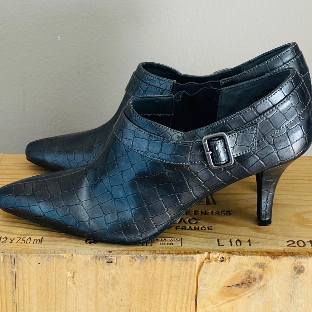 Kelly & Katie Gunmetal Croc-Texture Pointy Toe Ankle Boots — Size 9.5, Stretch